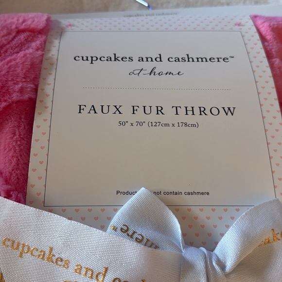 Cupcakes and Cashmere FAUX FUR Pink Bow THROW Blanket - Picture 4 of 6